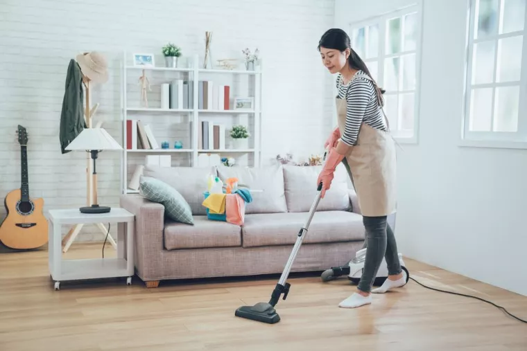 Nettoyage de chambre de personne âgée à domicile en fauteuil roulant, Montereau, Ma Bonne Étoile
